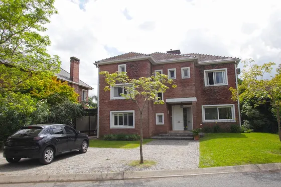 Hermosa Casa En  Barrio Greenlands En Venta