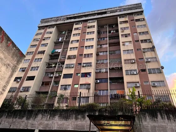 Amplio Apartamento En Venta, Calle Santos Michelena, Sector Centro Maracay, 24-8822 Mv