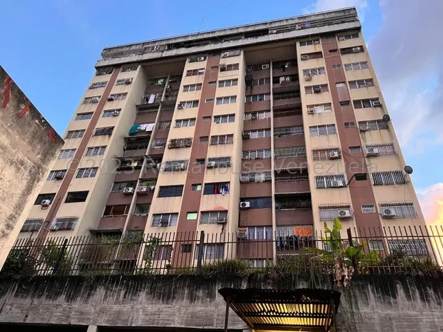Amplio Apartamento En Venta, Calle Santos Michelena, Sector Centro Maracay, 24-8822 Mv