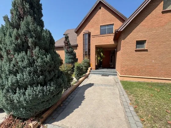 Casa En Venta De 5 Dorm. En Lo Barnechea
