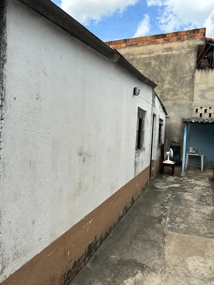 Uma Casa E Um Barracão, Em Um Lote Com 360 Metros Quadrados!