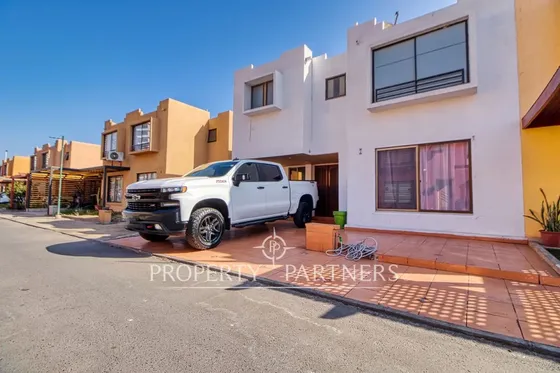 ¡gran Oportunidad! Amplia Casa De 5d + 2b En Condo...