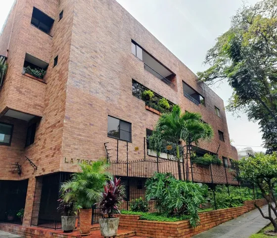 Vive Con Comodidad: Apartamento De 136 M² En Santa Rita Con Balcón Y Estudio