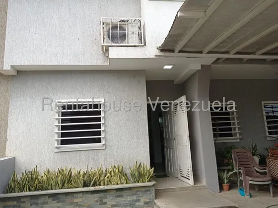 Gabriela Martínez Vende Una Casa Moderna, En Cabudare,  Estilo Moderno, Cerrado Con Vigilancia 24/7, Cerco Eléctrico, Puerta De Seguridad, Cocina Empotrada, Tanque Subterráneo, Amplio Patio.