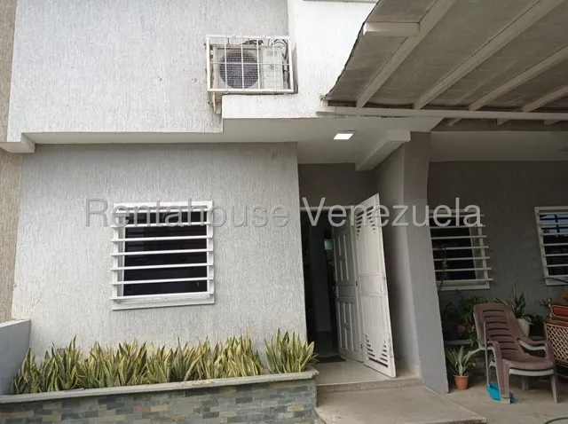 Gabriela Martínez Vende Una Casa Moderna, En Cabudare,  Estilo Moderno, Cerrado Con Vigilancia 24/7, Cerco Eléctrico, Puerta De Seguridad, Cocina Empotrada, Tanque Subterráneo, Amplio Patio.