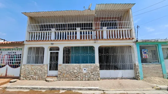 Venta De Casa En  Urb Araguaney, Sector Palo Negro. Negociable