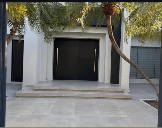 Casa Actualizada De Dos Plantas, Planta Baja Pisos De Mármol, Áreas Restantes Pisos De Porcelanato, Sala Comedor, Sala Estar Privada, Con Barra, Habitación Con Baño En Planta Baja, Bella Cocina Modern