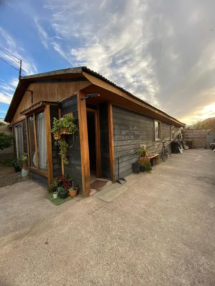 Casa Con Amplio Patio, 3d Y Estacionamientos, En Peñaflor