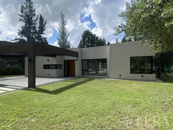 Venta Casa 4 Ambientes Con Fondo Libre Y Piscina En Miralagos -  La Plata