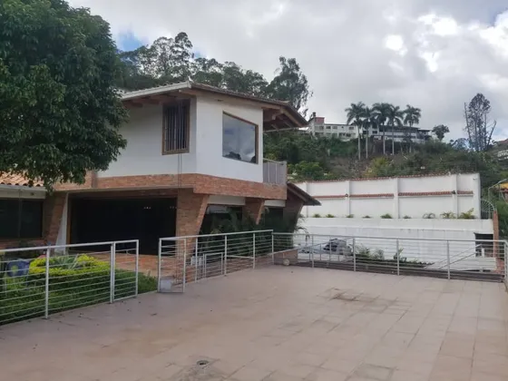 Venta De Excelente Casa Ubicada En Colinas De Carrizal Los Teques Yc
