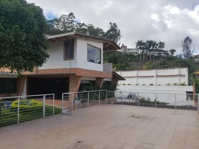 Venta De Excelente Casa Ubicada En Colinas De Carrizal Los Teques Yc