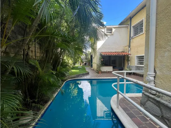 Se Vende Casa 900m² 6h/9b/4e Los Chorros