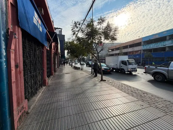 Tremendo Local Comercial En Av. Independencia