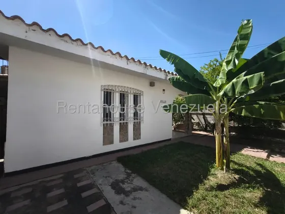 Jip 26-12697. Rent-a-house Vende Espaciosa Casa De 448 Mts2, 5 Habitaciones, 4 Baños, 3 P/e, Área Social Con Parrillera. En Urb. El Centro, Maracay.