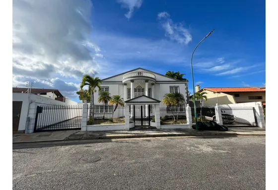 Se Alquila Casa 1800m2 Los Naranjos 6060