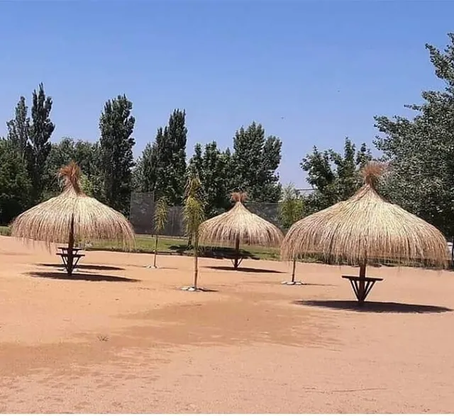 Quinchos De Paja - Sombrillas De Paja