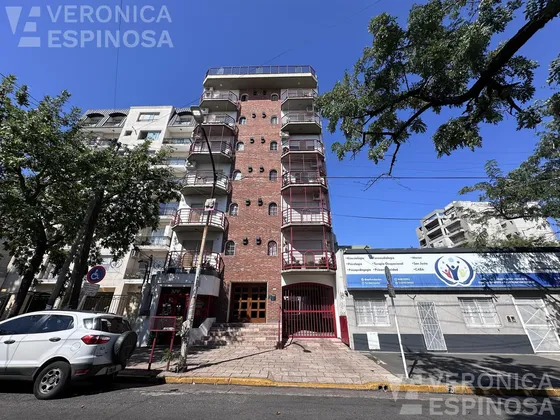 Departamento En Venta De Tres Ambientes, Excelente Ubicación.
