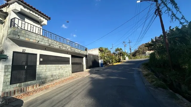 Casa En Venta En Hoyo De La Puerta, Posee 2 Anexos Con Entrada Independiente Lj 25-17558