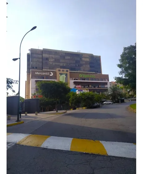 Venta De Estupenda Oficina En La Lagunita