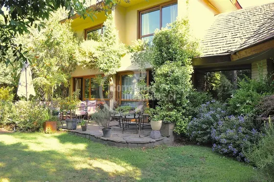 Casa En Venta De 5 Dorm. En Vitacura Terreno 735 M2