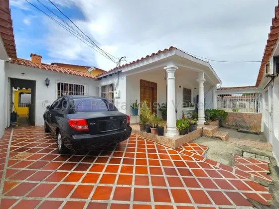 Casa Quinta En Venta En Urbanismo Privado: Excelente Ubicación, Conservada E Impecable, Con Amplio Anexo Y Tanque Subterráneo @eloisabermudez.rah