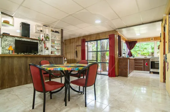 Casa En Venta De 1 Dormitorio Y Cochera En Abasto.