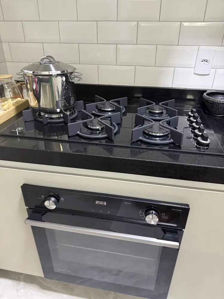 Foto de comprador mostrando as grades do Cooktop Electrolux KE5GW