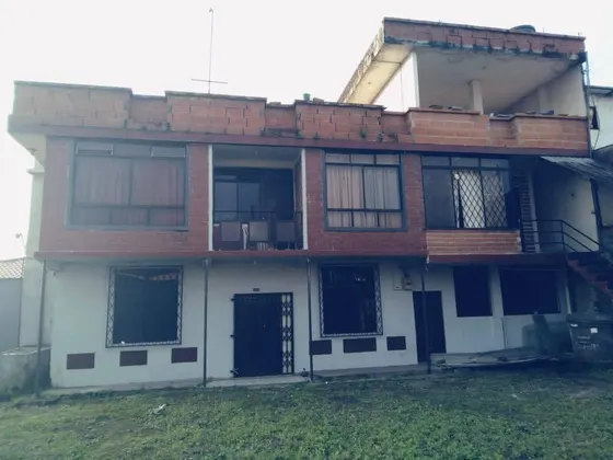 Casa De 2 Pisos Habitables Con Proyección A Un Tercer Piso
