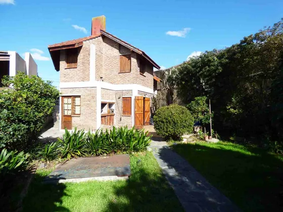 Casa De 5 Ambientes En Venta En Turdera Con Jardín