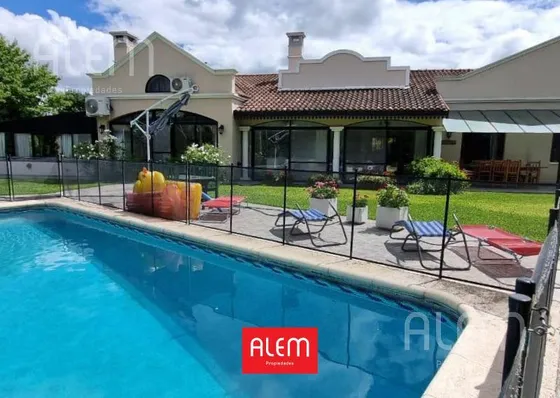 Casa De 4 Dormitorios En Venta En El Ombú | Gran Lote A Golf
