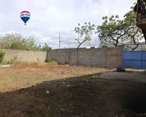 Re/max 2 Mil Vende Terreno En La Juan Bautsta Arismendi, Tapiada Con Local Y Apartamento Ideal Para Desarrollo Comercial