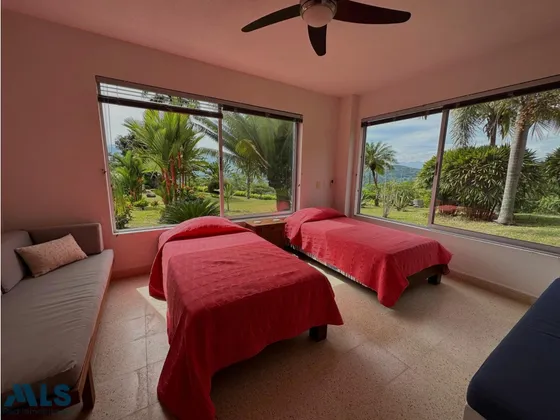 Tú Espacio De Descanso Con Vista Inigualable.(mls#253020)