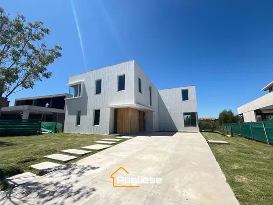 Casa A Estrenar En Barrio Muelles Puertos - Lote A Laguna - Sureste