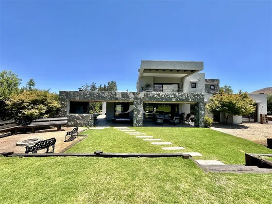 Casa En Venta De 4 Dorm. En Colina