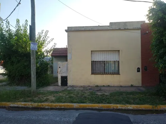 Casa Con Buena Ubicacion Y Garage 