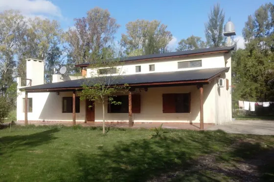 Casa En Venta - 4 Dormitorios 5 Baños - Cocheras - 2870mts2 - Barrio Las Golondrinas