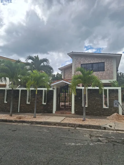 Venta Casa Moderna En El Parral Calle Cerrada, Milagro A 