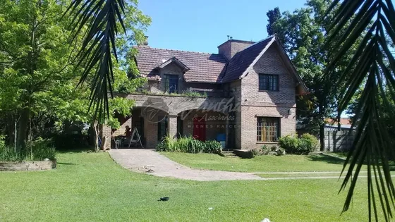 Casa En Venta En Zárate: Barrio Saavedra Oportunidad Chalet Único