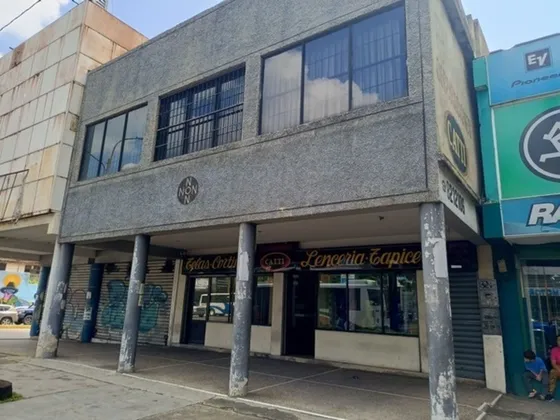 En Venta Excelente Local Comercial Ubicado En Plena Avenida Bolivar De Valencia. St