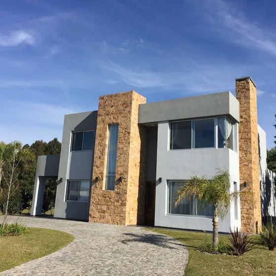 Venta Casa 3 Dormitorios Los Naranjos Con Cochera