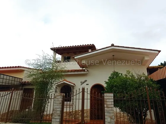 Ab Hermosa Casa Quinta Ubicada En Calle Cerrada, Cuenta Con Amplios Espacios, De Un Solo Nivel, Cuenta Con Anexo Completamente Acondicionado
