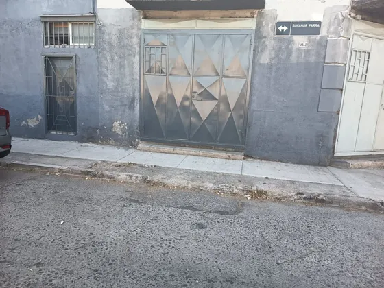 Local Y Bodega O Home Studio, Sofanor Parra Con Membrillar
