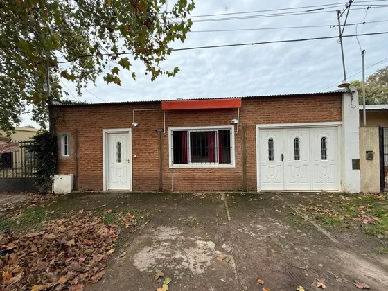 Casa En Venta- 4 Ambientes- Pueblo Nuevo
