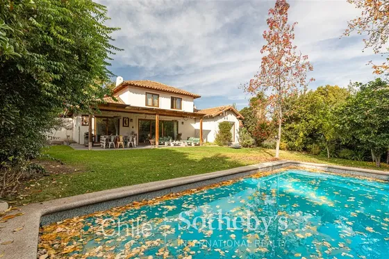 Casa Chilena En Venta De 4 Dorm. En Chicureo