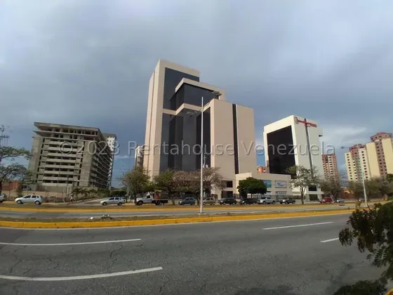 César Bullones Vende Amplia Oficina En Zona Este, Lara. 24-8074
