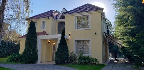 Venta Casa 4 Dormitorios Solar Del Bosque Con Cochera