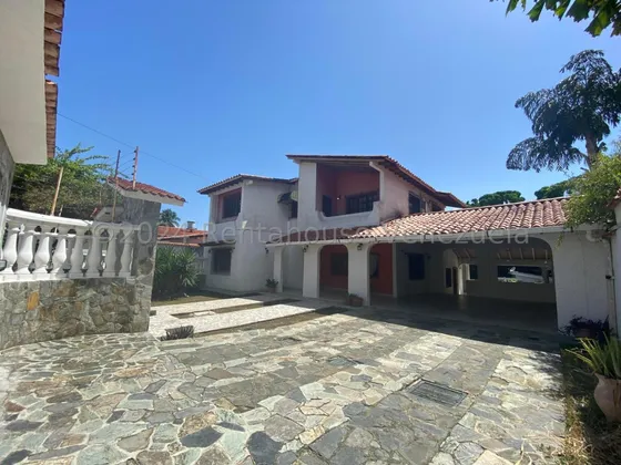 Jip 25-14211. Rent-a-house Vende Hermosa Casa Quinta De 487 Mts2, 5 Hab, 4 Salas De Baños, 2 Anexos Independientes, Espaciosos Corredores. Urb. Antonio Miguel Martinez, San Juan De Los Morros.