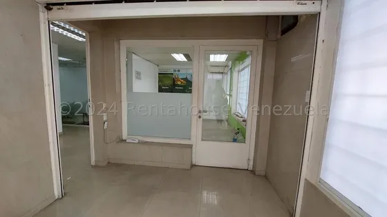 Céntrico Y Cómodo Local Comercial En Alquiler En Los Chaguaramos -mls #24-23502 - Jca