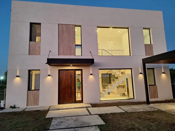 Casa En Venta - 3 Dormitorios 3 Baños - Cochera - 1019,15mts2 - Escobar