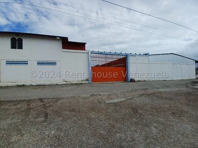 Gisselle Lobo Tiene Excelente Galpon En Alquiler En Excelente Via Principal Con Facil Accesaso De Gandolas Tiene 4 Areas Techadas 5000 Metros Tanque De 15000 Litros Y Area Administrativa 2 4 2 8 2 8 1